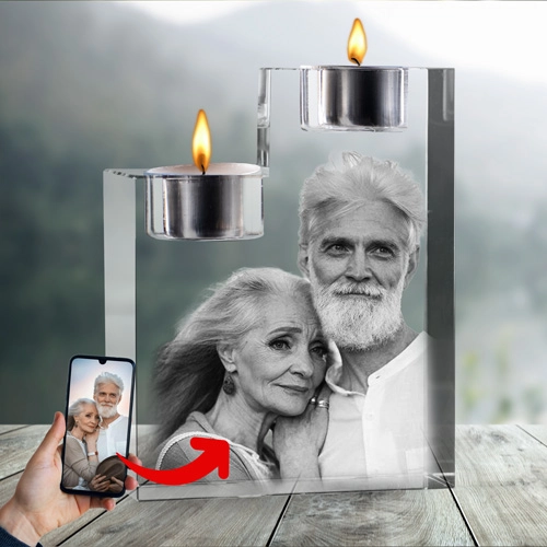 alt=''3D Double sviečka z optického krištáľu so 3D gravírovanými fotografiami zosnulých a zvierat."