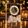 Luxusný krištáľový blok s rodinným portrétom | Gravírovanie fotiek do skla - darček s venovaním Crystal keepsake clock: a clear block housing a round clock with Roman numerals and a black-and-white photo of parents kissing their baby inside, set against warm candlelight.
