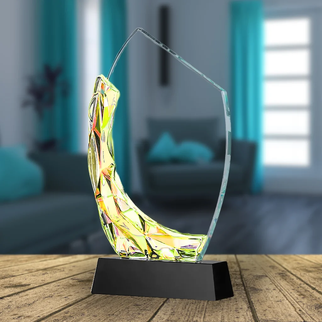 Trofej s jemným holografickým detailom na kraji
