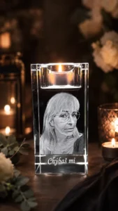 Pamiatka na zosnulého | Gravírovanie fotiek do skla - darček s venovaním Crystal candle holder with an etched portrait of a woman wearing glasses and the caption 'Chybaś mi'. A lit candle sits on top.