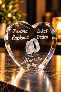 obrucky s menami v skle | Gravírovanie fotiek do skla - darček s venovaním Crystal heart-shaped keepsake with engraved names Zuzana Čapková and Lukáš Dudka, rings, and date 6.6.2020; text 'Manželia Dudkovi' visible at bottom.