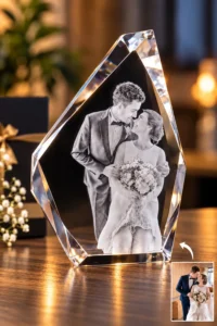 svadobny par v kristali | Gravírovanie fotiek do skla - darček s venovaním Crystal keepsake with a black-and-white photo of a bride and groom embracing at a wedding, cut like a gem, resting on a wooden table.