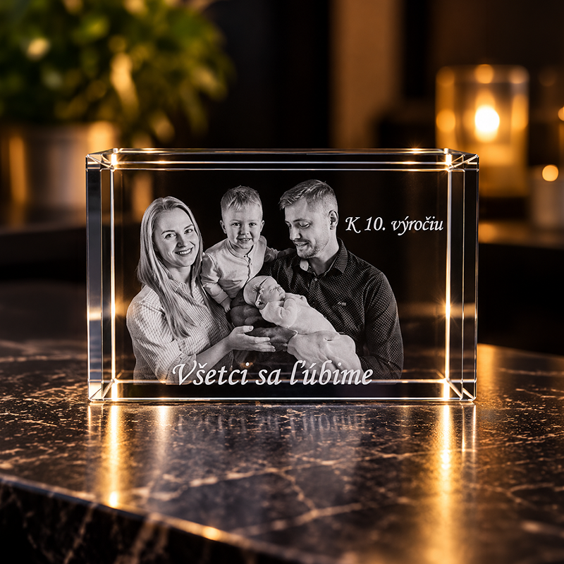 Glass keepsake with a black‑and‑white family portrait and the Slovak inscription 'Všetci sa ľúbime' for a 10th anniversary.