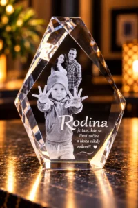 Crystal diamond-shaped keepsake with an etched photo of a toddler reaching forward and a smiling couple in the background, plus a Slovak family quote, 'Rodina je tam, kde sa život začína a láska nikdy nekončí.'